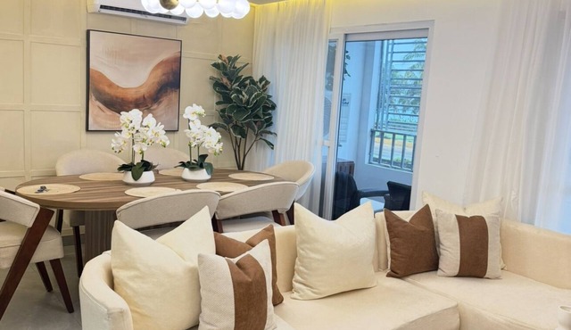 Stay in this beautiful central and luxurious apartment 5 minutes from the beach. in Santo Domingo Este