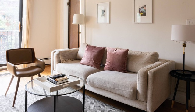 Steps to Bars, Lake, Eats | Easy Access | Zencity in Chicago