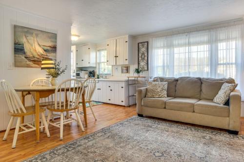Steps to Eats & Craigville Beach! Cape Cod Cottage in Centerville