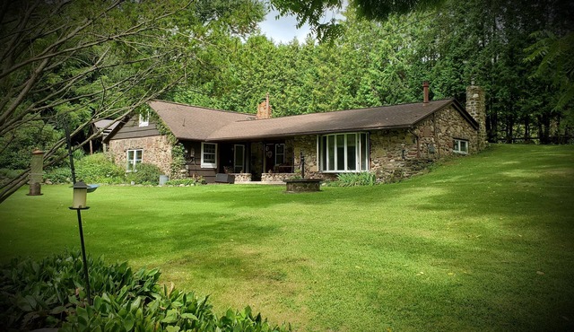 Stonewall cottage in Webster