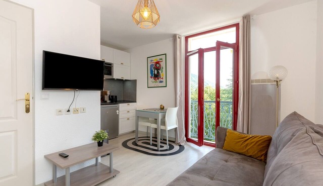 Studio Le Splendid 3-Star Hotel with Mountain View, Shared Garden and Wi-Fi in Allevard