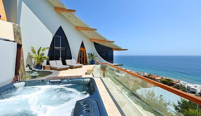 Stunning architectural home in ideal Malibu location in Malibu