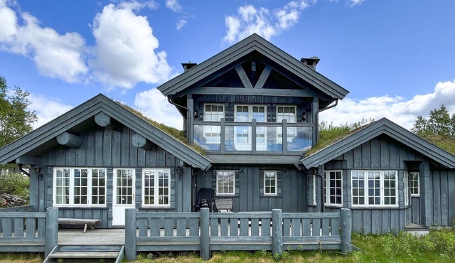 Stunning home in Beitostølen with sauna in Beitostølen