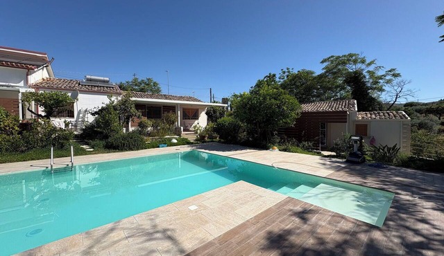 Stunning villa for 4 guests with WIFI, pool, A/C, TV, patio and panoramic view