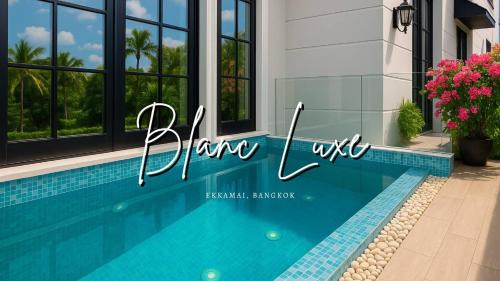 Stylish 7Beds Poolhouse with Cinema Lift - 2min to BTS in Amphoe Phra Khanong