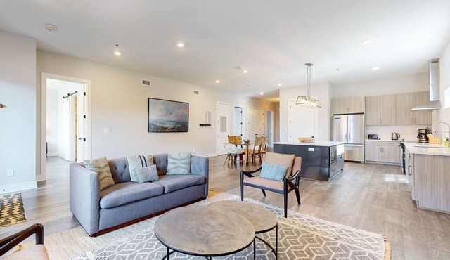 Stylish Condo with Downtown Views and Modern Amenities Near Top Attractions