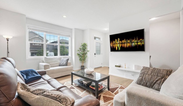 Stylish Family Friendly 3 Bedroom Home near WEM With A/C