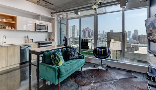 Stylish Studio: Skyline Views & Luxe Comforts in Calgary