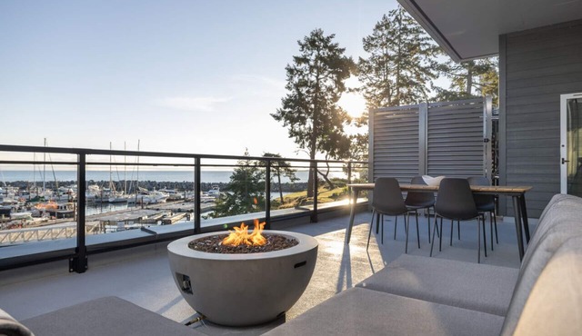 Suite #111 · Suite 111: Contemporary Oceanfront Accommodation