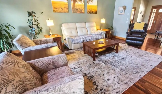 Sunny Executive Home w/Private Hot Tub! Sleeps 8! Central Location. in Salt Spring Island