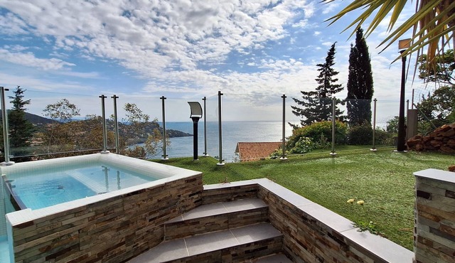Superbe Villa 4 Chambres - 10 Personnes - Piscine vue Panoramique Méditerranée in Saint-Raphaël
