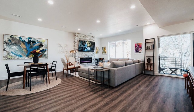 The Ballpark - New Trendy Townhome with 6 beds, private garage, and 6 desks