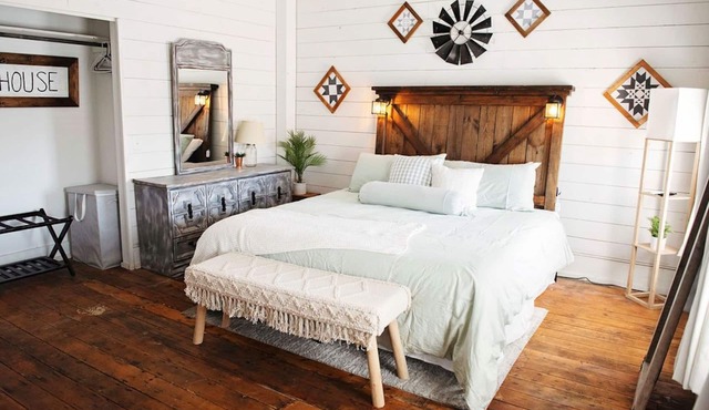 The Farmhouse Loft "Greene County's Guesthouse"