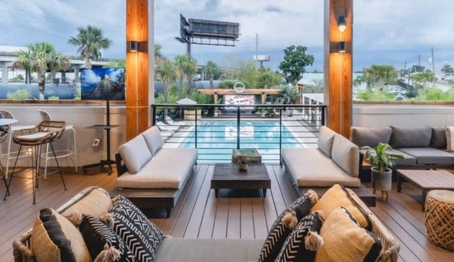 The Nicholas Veranda King Suite - Steps to King in Charleston