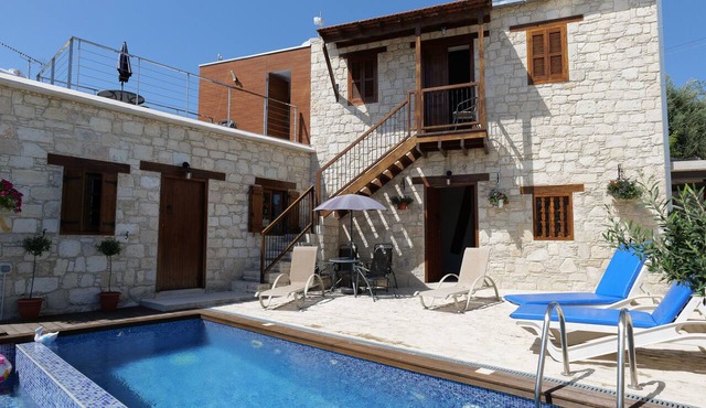 THE STONEHOUSE WITH PRIVATE SWIMMING POOL