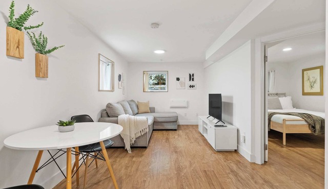 The Sunday | Charming Private Suite in Calgary in Calgary
