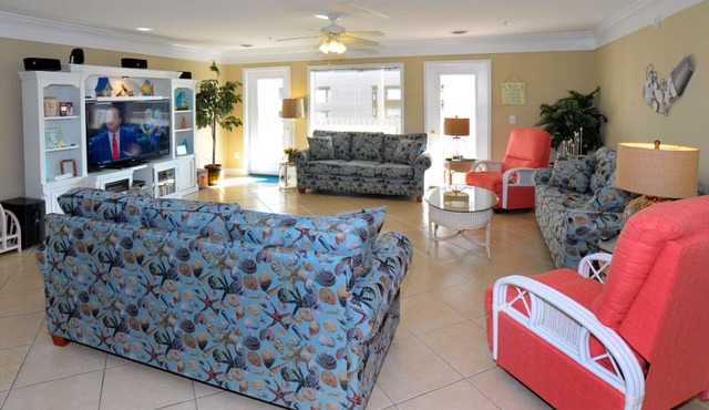 This is it! Spacious Luxury 8 Bedroom Villa, Pool, Hs Internet