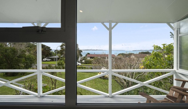 TIDE AND TRUE - ALGIES BAY HOLIDAY HOME, with a garden in Algies Bay