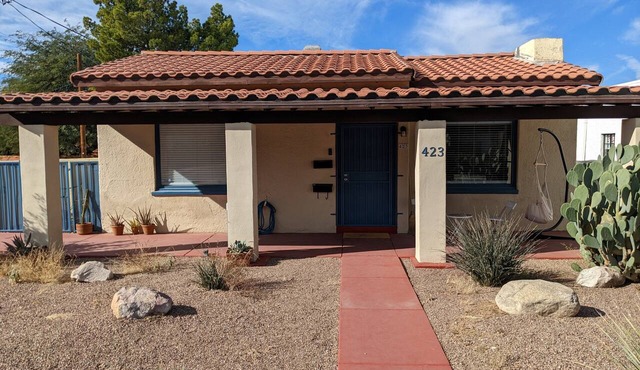 Tiny house with loft bed, kitchenette, parking in a quiet downtown neighborhood in Tucson