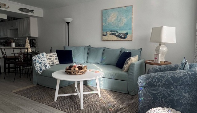 Townhouse 2 bd/2 1/2 bath Within walking distance to everything