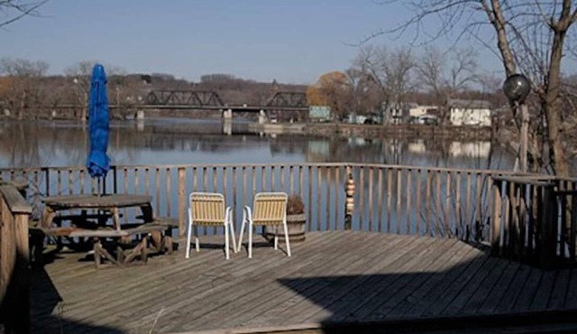 Tranquil direct waterfront 3-bedroom flat in quiet Troy neighborhood with WiFi in Troy