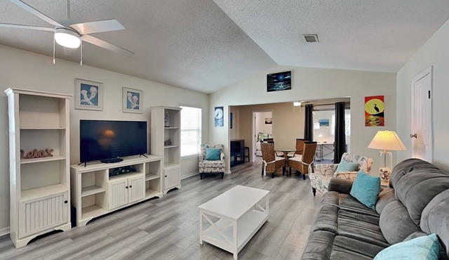 Tranquility Base | Easy Walk to Beach, Cozy Home! in Navarre Beach