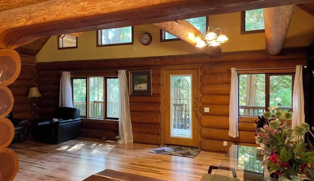 TreeHouse Nook Bed & Breakfast in Ladysmith