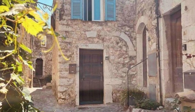 Triplex de Saint-paul Free Public Parking in Saint-Paul-de-Vence