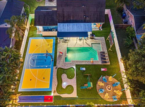 Tropical boho villa w pool & game court in Largo