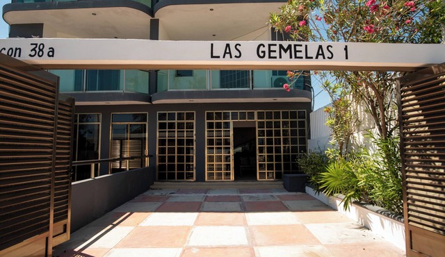 Twin villas for large groups, 1 block from beach