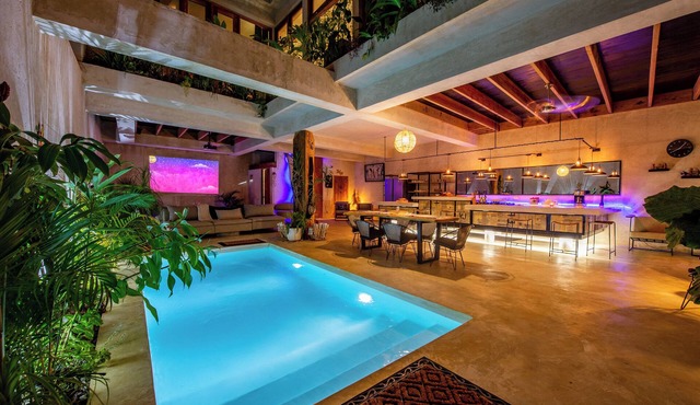 Unique Villa-Pool-Private in town, Close to Beach, Bars & Rests, Pet friendly