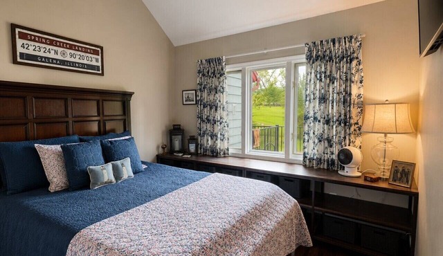 Updated 2-bed golf villa with views, fireplace & Galena Territory access