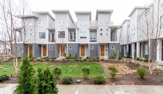 Urban Retreat | Rooftop Views | Walk to Downtown
