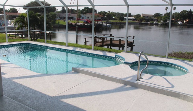 Vacation house with all comfort - pool, whirlpool, screen - directly by the sea