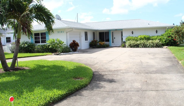 Vacation Rental Home With All Comfort - Pool, Spa, Screen & Waterfront