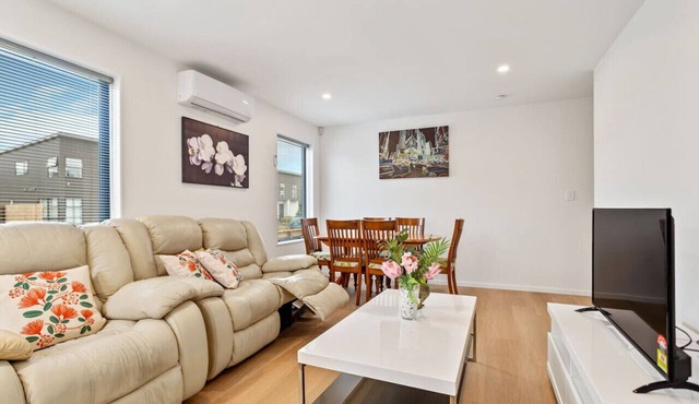 Ventura Delight Townhouse with Parking and Patio