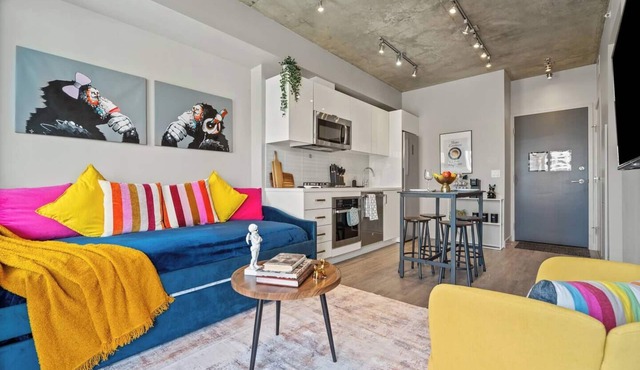 Vibrant PopArt downtown suite – comfy & stylish! in Calgary