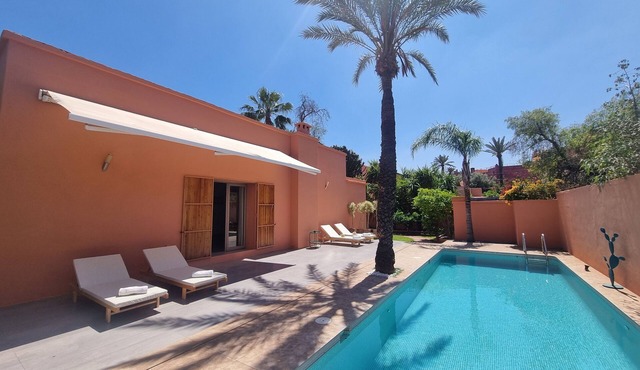 Villa 3 Suites Avec Piscine au Coeur de la Ville!