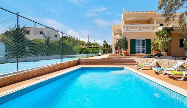 Villa 'Casa Do Sobreiro' with Sea View, Wi-Fi and Air Conditioning in Quelfes