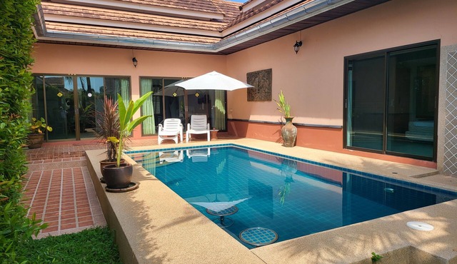 Villa Chomphoo, spacious vacation home with private pool in a well-kept residential complex in Chon Buri