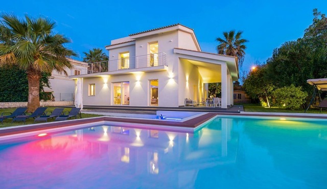 Villa Costiera - Four Bedroom Villa, Sleeps 8 in Syracuse
