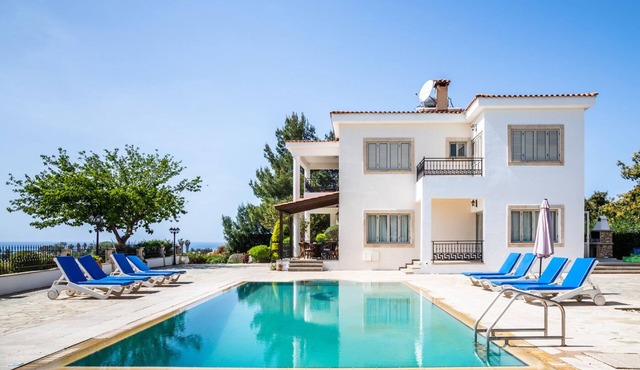 VILLA DEMETRA (4 ensuite bedrooms, BBQ, Wi-Fi, Prv. Swim. Pool, stunning view)