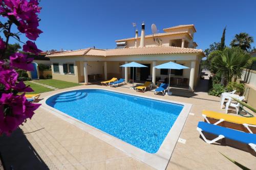 VILLA EBER - independent 1 & 2 bedroom apartments, pool, air con, fast Wi-Fi, near old town of Albufeira and beaches in Albufeira