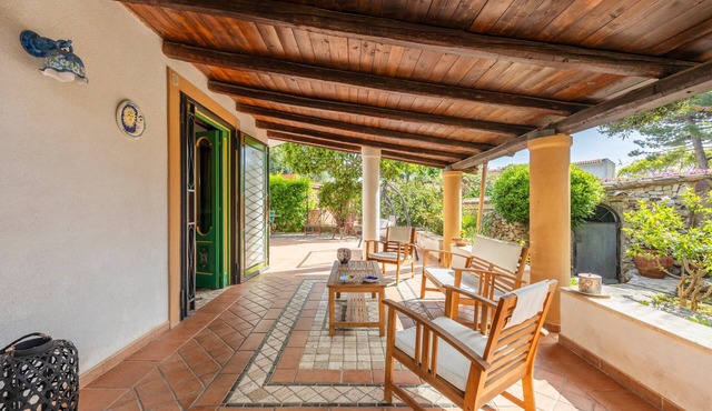 Villa 'Ellie' with Private Garden, Wi-Fi and Air Conditioning