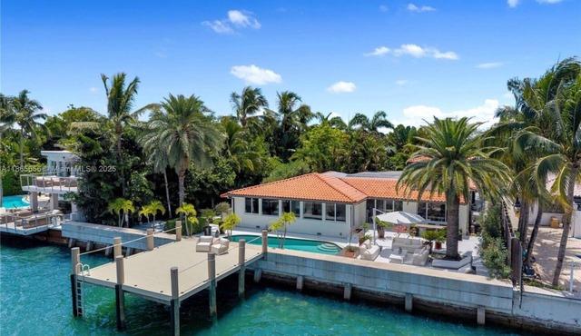 Villa Élysée Waterfront + City Skyline with Pool in Miami Beach