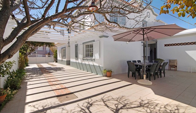 'Villa Galé' with Terrace, Garden & Wi-Fi
