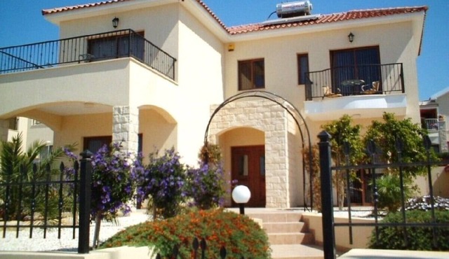 Villa Georgina lovely well equipped villa, vibrant garden, large pool & sea view
