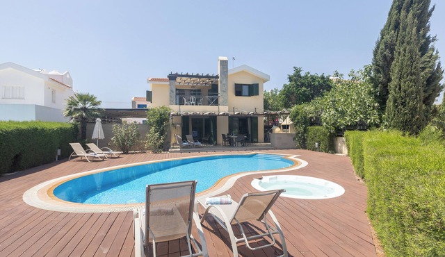 Villa Joanna, Luxury 3BDR Villa with Private Pool, walking distance to the beach