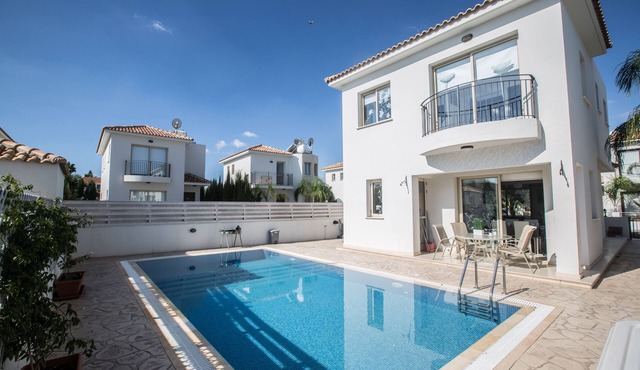 Villa Megan, Modern 3BDR Pernera Villa with Pool, Close to all Amenities