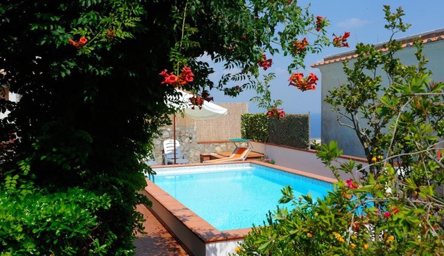 Villa Miramare, piscina e parcheggio a Conca dei Marini